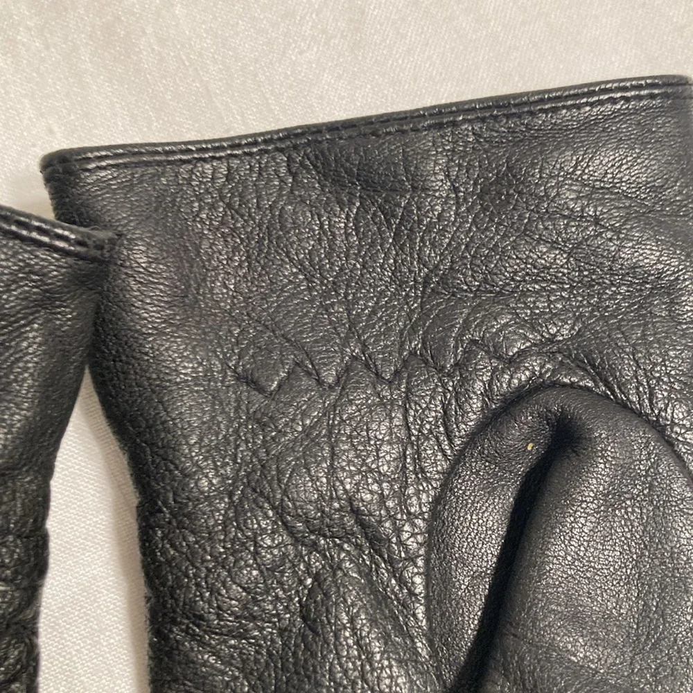 Gap buttery leather women’s gloves with snap M/L fits like a small
